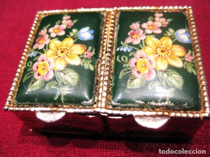Cajas y cajitas met&aacute;licas: PASTILLERO ARTESANAL, PIEZA &Uacute;NICA, EN METAL ESGRAFIADO Y DECORACI&Oacute;N FLORAL, CAJA DOBLE, IMPECABLE