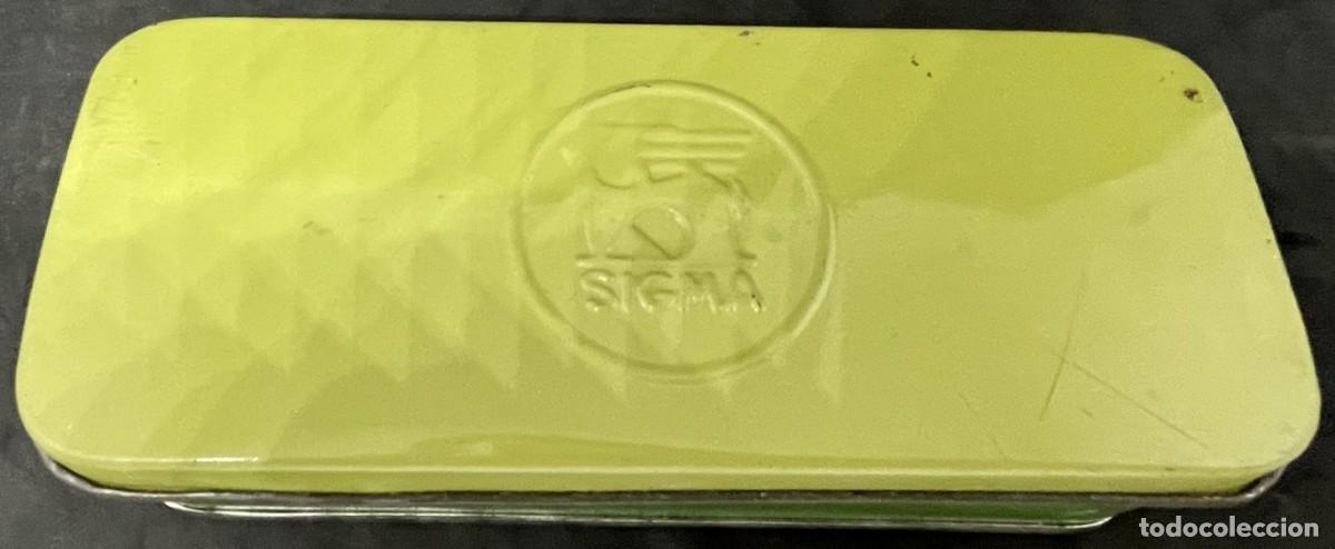 Bo&icirc;tes et petites bo&icirc;tes m&eacute;talliques: Caja antigua de metal &rdquo;Sigma. color verde y amarillo&rdquo;CAR1007