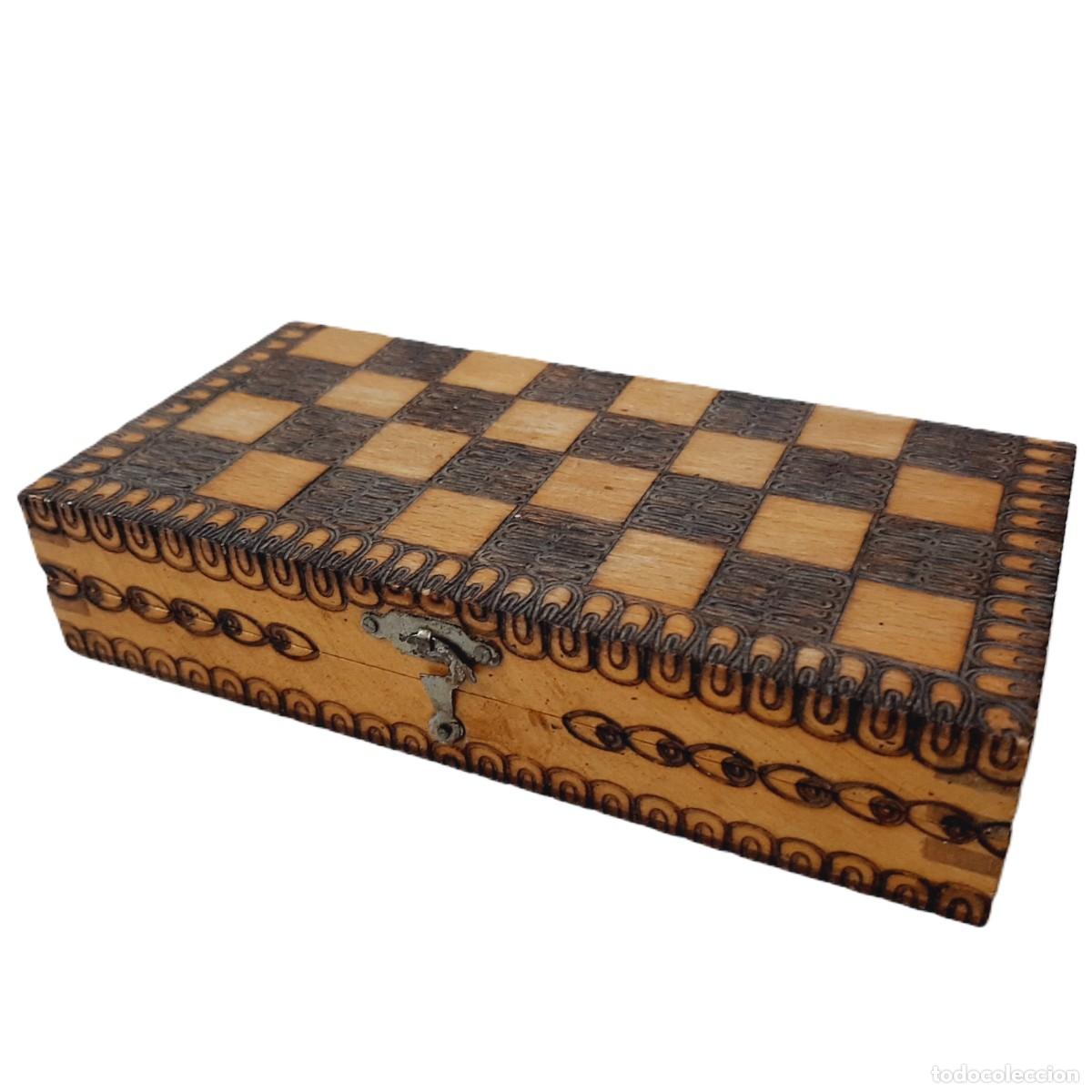Cajas y cajitas met&aacute;licas: Caja de ajedrez de madera pirograbada vintage peque&ntilde;a - Tablero (11.3)