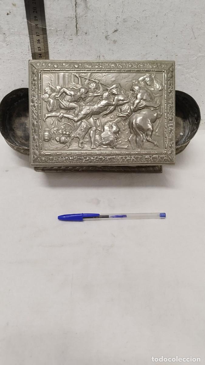 Blechdosen und Kisten: Antigua caja de metal plateado repujado,motivo batallas mitolog&iacute;a