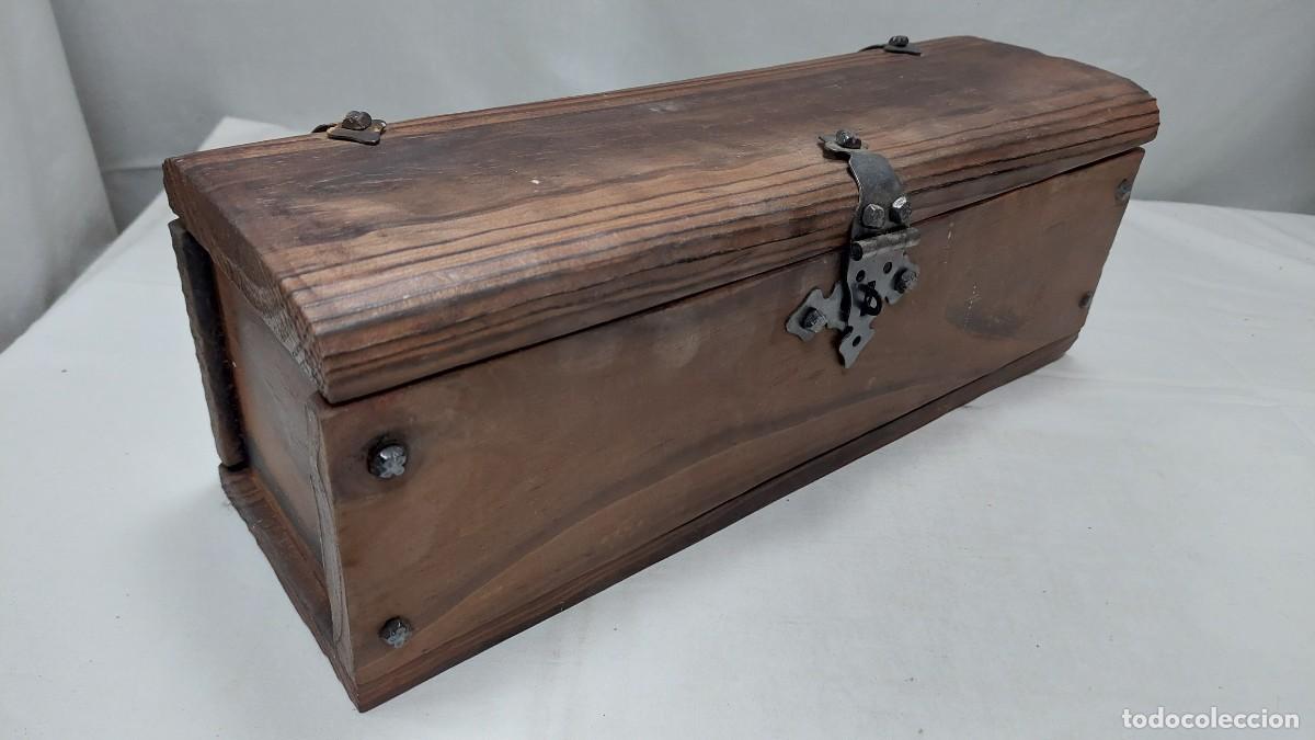 Cajas y cajitas met&aacute;licas: Antigua caja de madera tipo cofre - Foto 1