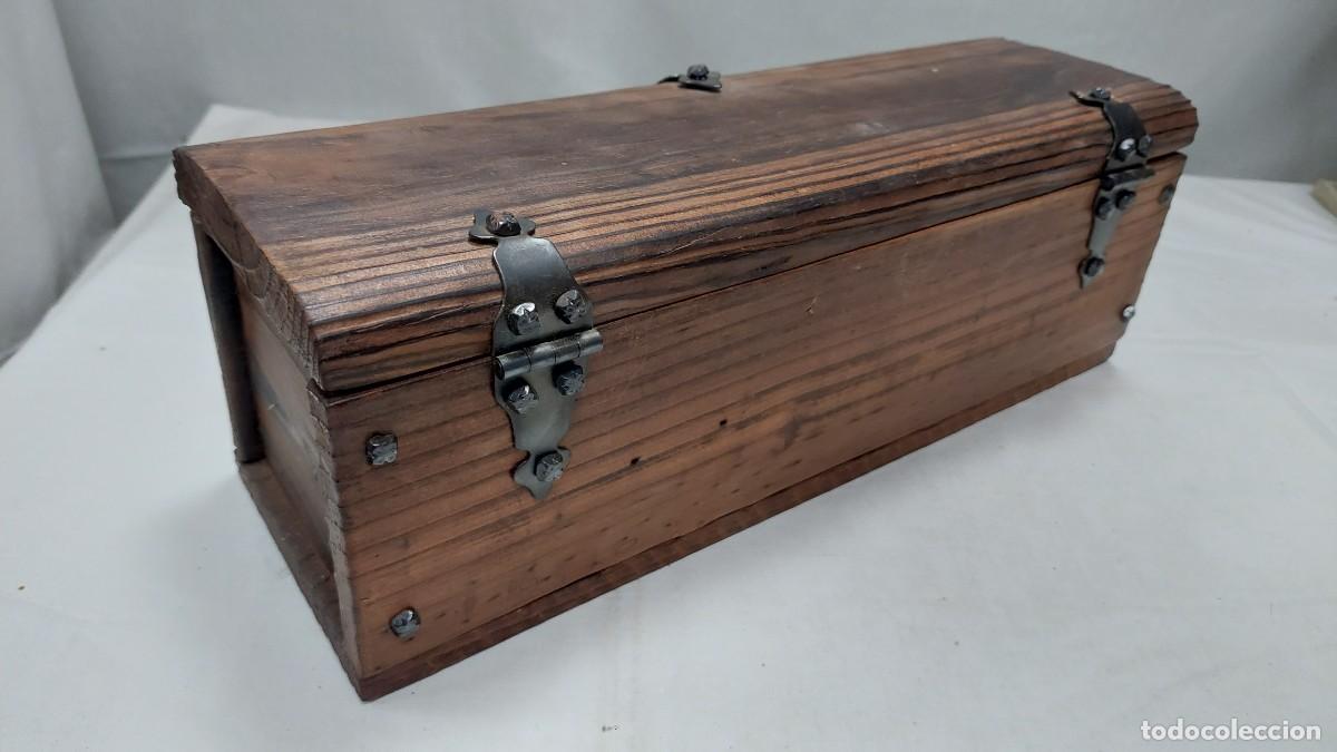 Cajas y cajitas met&aacute;licas: Antigua caja de madera tipo cofre - Foto 2
