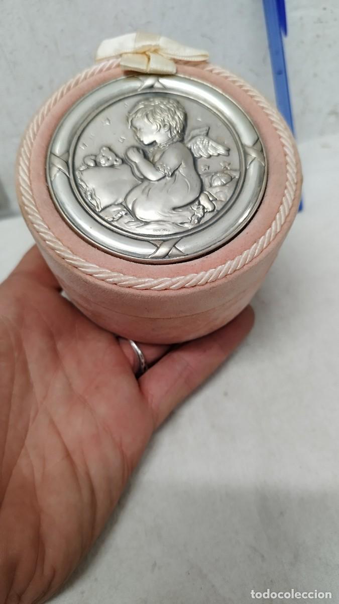 Cajas y cajitas met&aacute;licas: Antigua caja joyero forrada de terciopelo,con chapa de un querub&iacute;n.