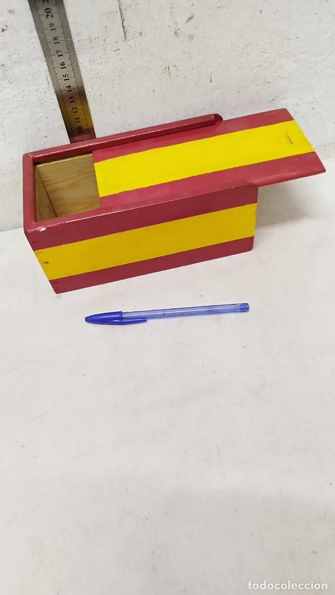 Boxes and metal boxes: Antigua caja de madera pintada,con la bandera espa&ntilde;ola,caja patriotica.