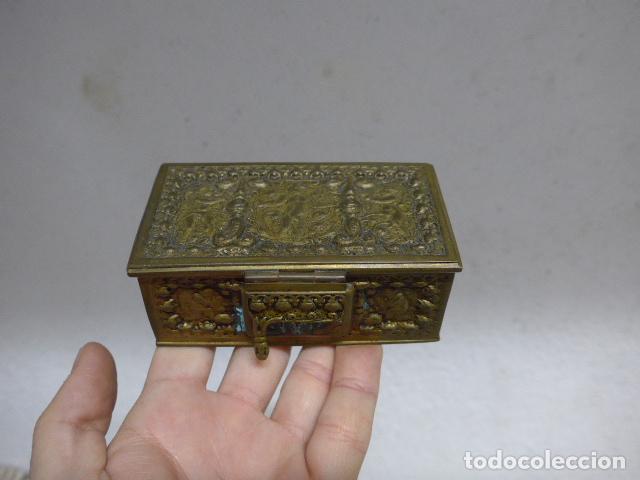 Cajas y cajitas met&aacute;licas: Antigua caja joyero de bronce trabajado con escenas con ni&ntilde;os. Original, principios siglo XX