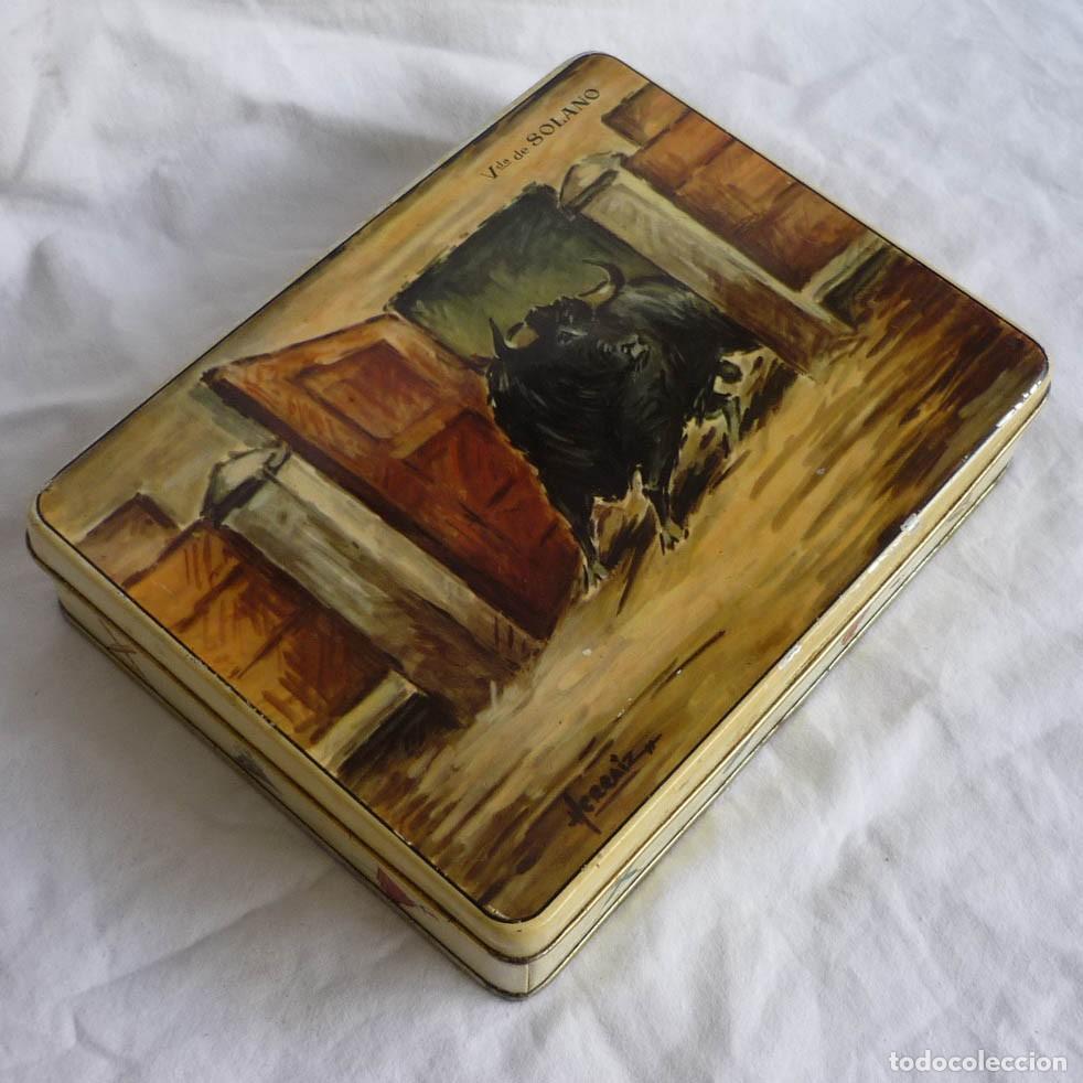 Bo&icirc;tes et petites bo&icirc;tes m&eacute;talliques: Caja de caramelos Viuda de Solano de chapa toros Ferraiz
