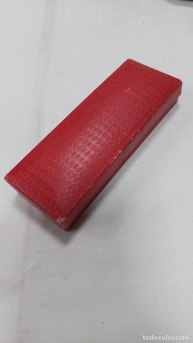 Cajas y cajitas met&aacute;licas: Antigua caja de joya medalla Madrid