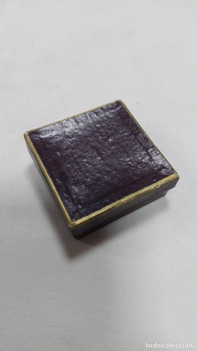 Cajas y cajitas met&aacute;licas: Antigua caja de joya medalla Madrid
