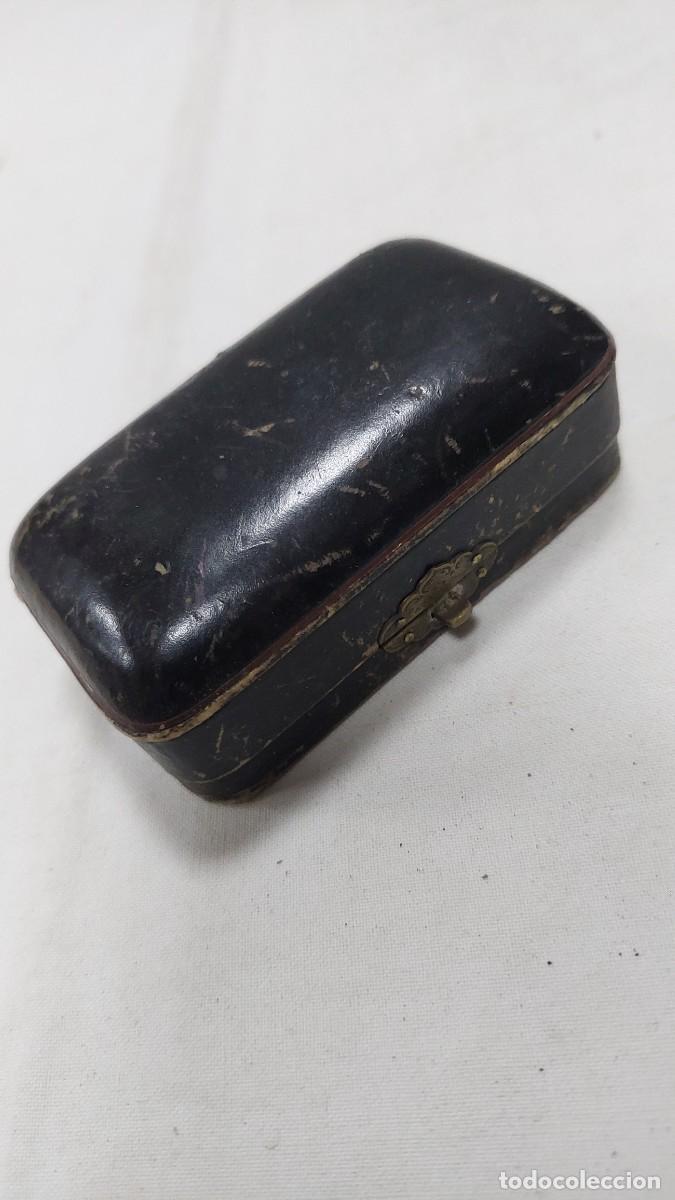 Cajas y cajitas met&aacute;licas: Antigua caja de joya medalla