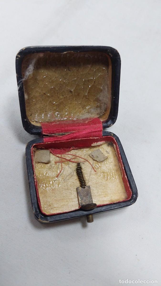 Cajas y cajitas met&aacute;licas: Antigua caja de joya medalla - Foto 3