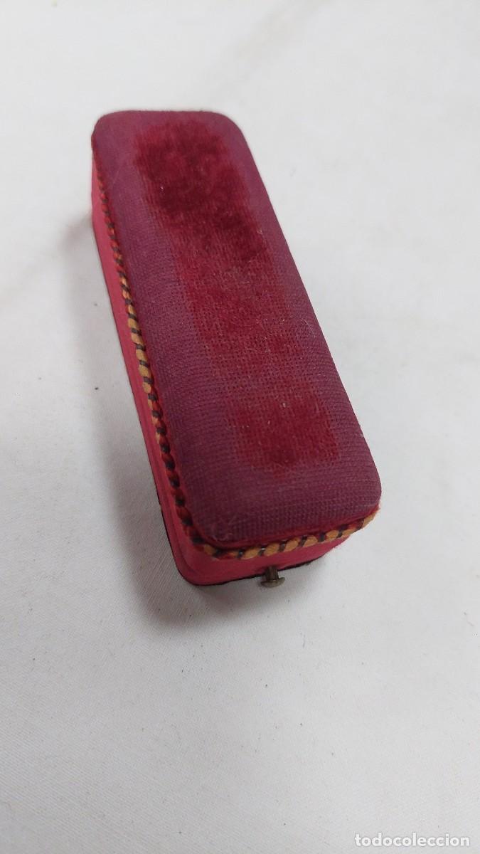 Cajas y cajitas met&aacute;licas: Antigua caja de joya medalla anillo en madera