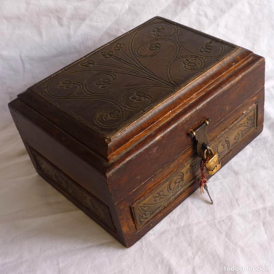 Cajas y cajitas met&aacute;licas: Caja cofre en madera y lat&oacute;n, con candado - Foto 1