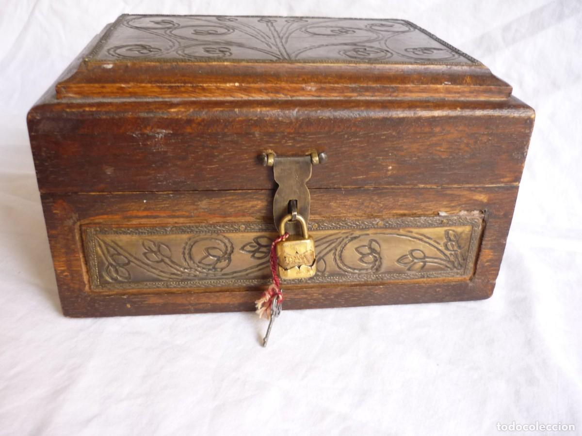 Cajas y cajitas met&aacute;licas: Caja cofre en madera y lat&oacute;n, con candado - Foto 2