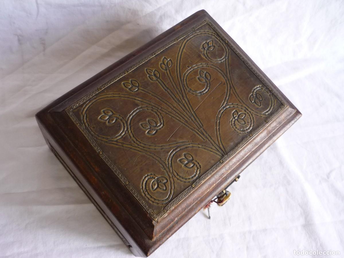 Cajas y cajitas met&aacute;licas: Caja cofre en madera y lat&oacute;n, con candado - Foto 4