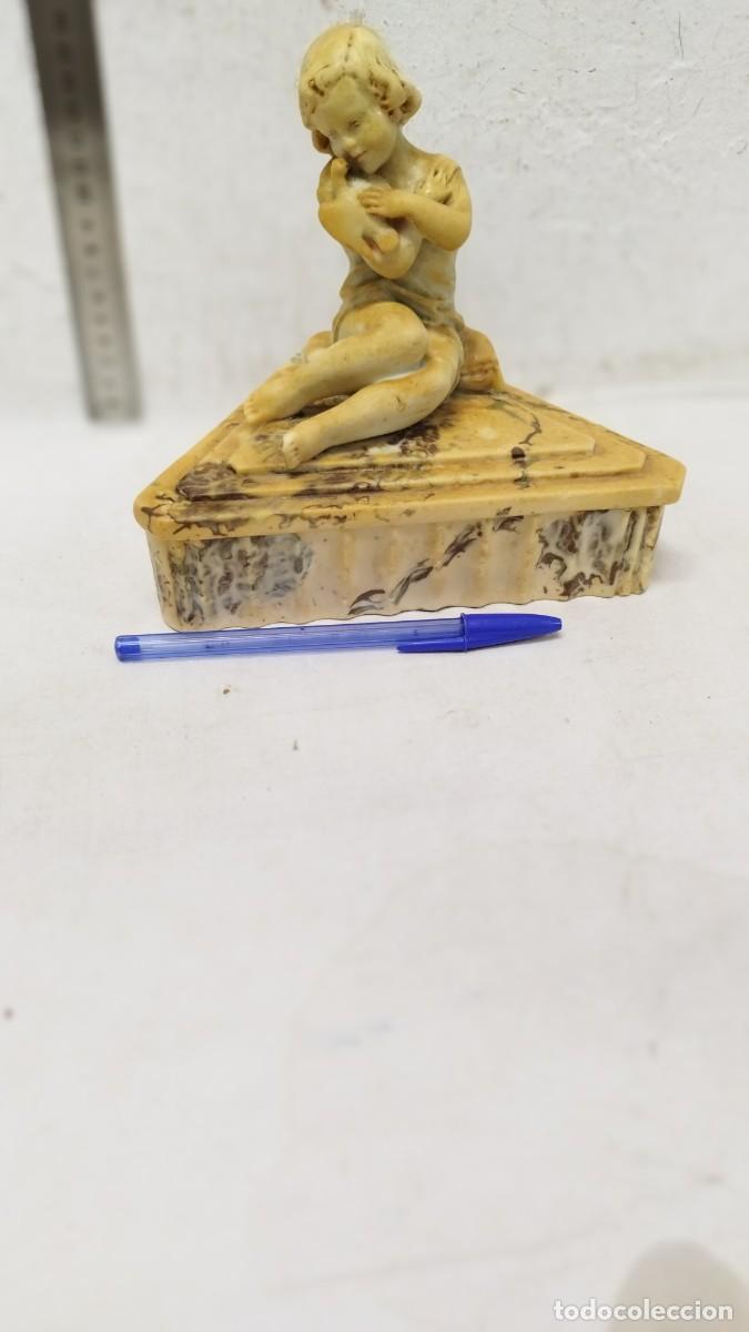 Bo&icirc;tes et petites bo&icirc;tes m&eacute;talliques: Antigua caja con escultura,figura en la tapa.De una ni&ntilde;a con una paloma.