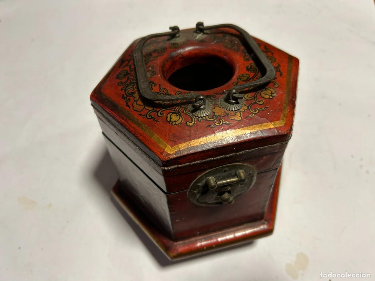 Cajas y cajitas met&aacute;licas: Caja de madera hexagonal con decoracion china - Foto 1