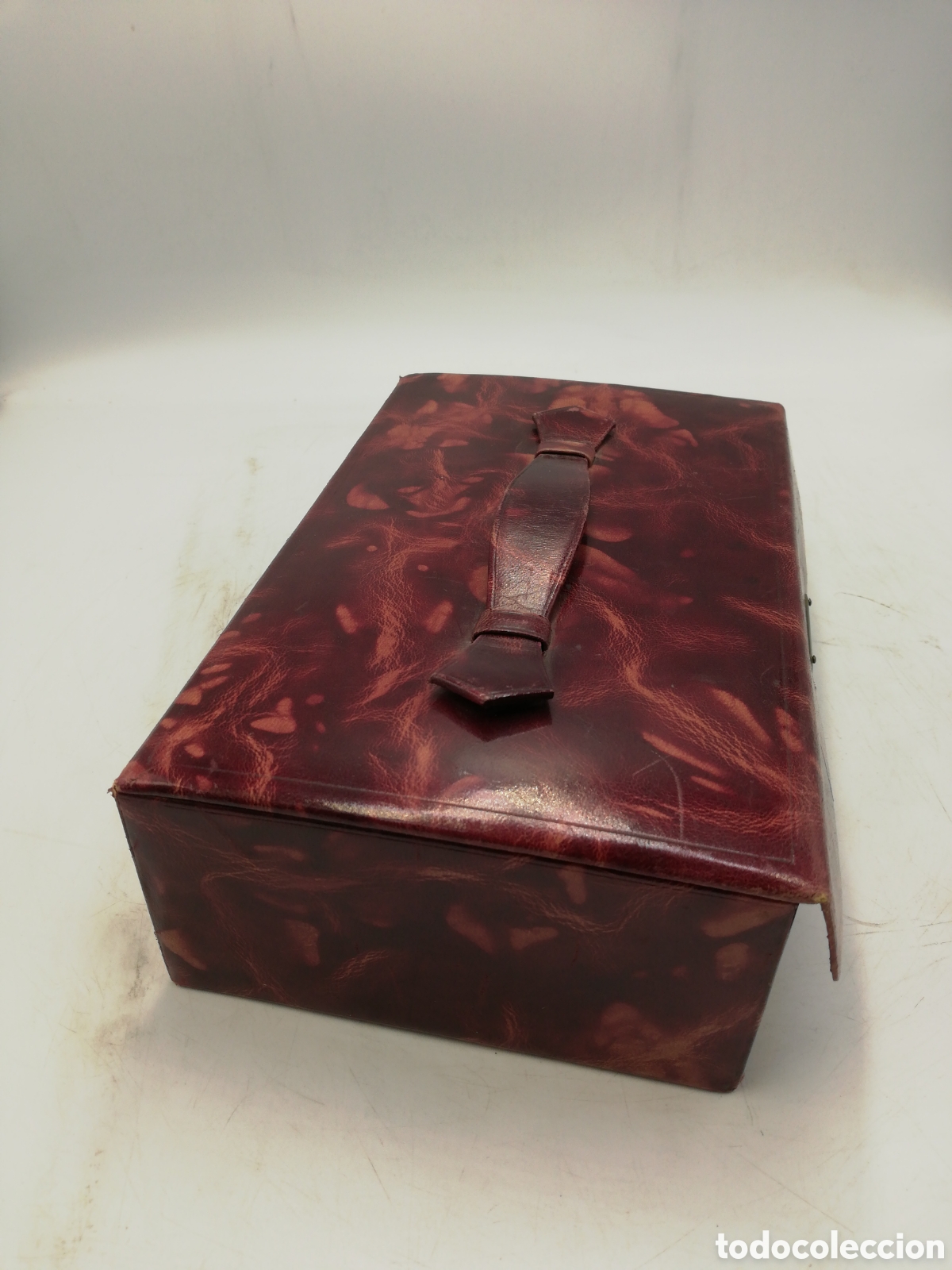 Cajas y cajitas met&aacute;licas: Caja rectangular con asa color burdeos. - Foto 3