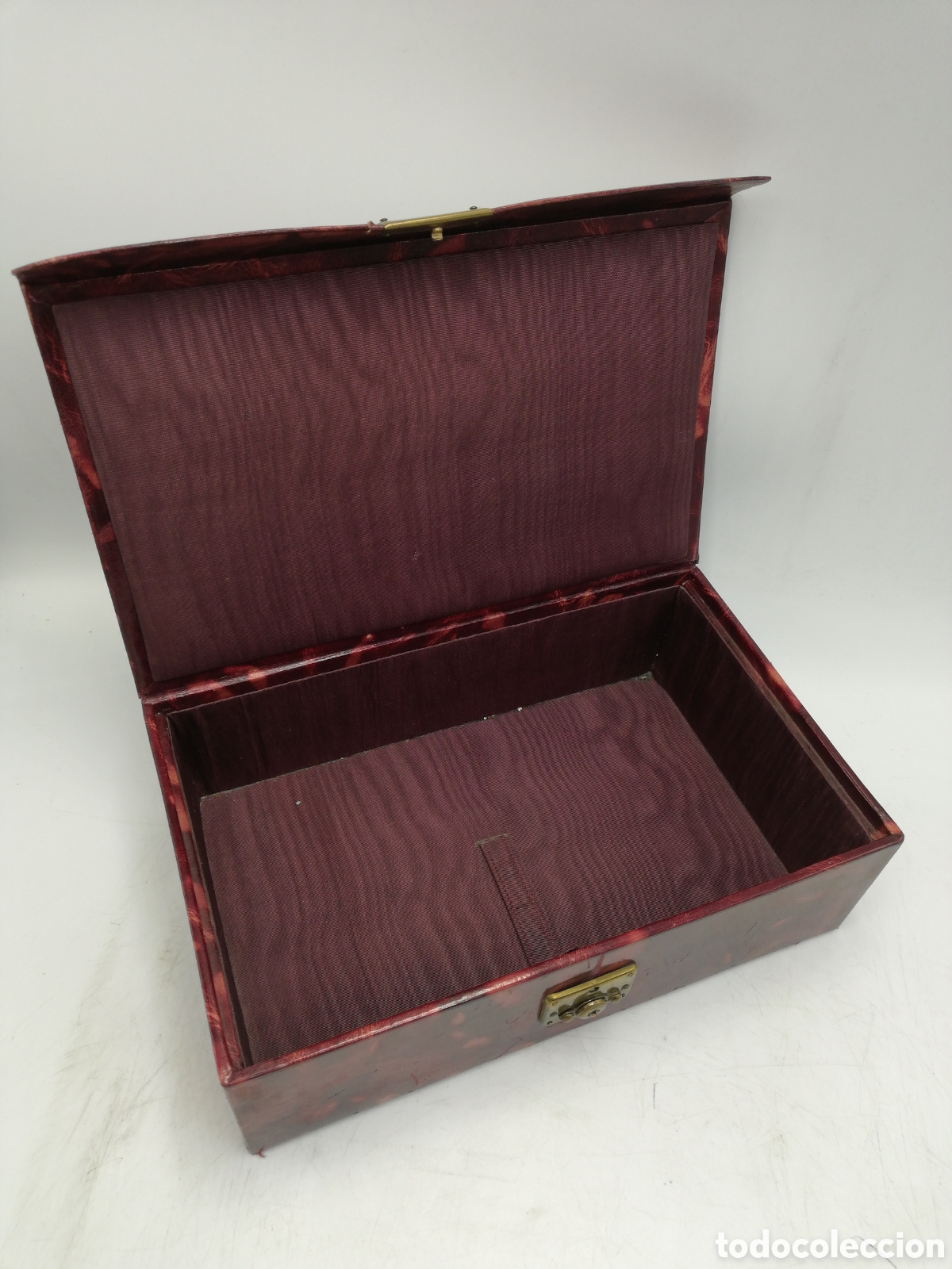 Cajas y cajitas met&aacute;licas: Caja rectangular con asa color burdeos. - Foto 4