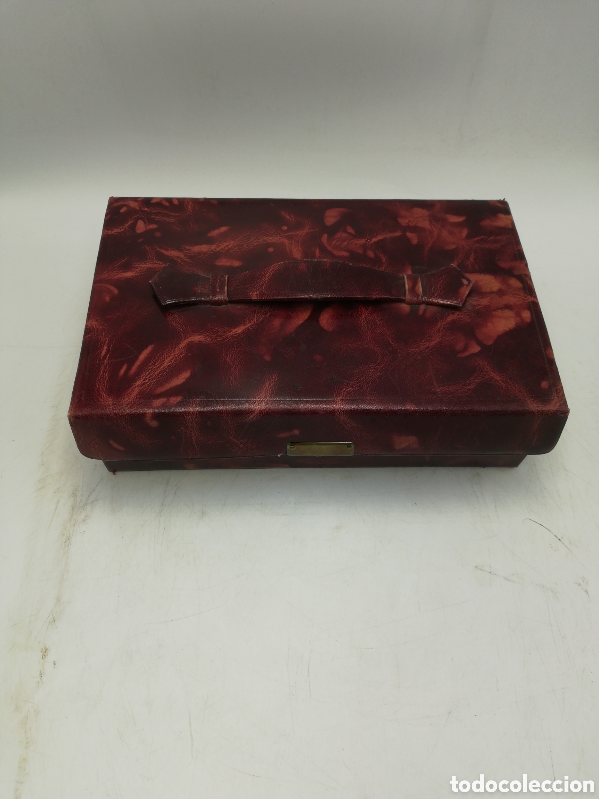 Cajas y cajitas met&aacute;licas: Caja rectangular con asa color burdeos. - Foto 2