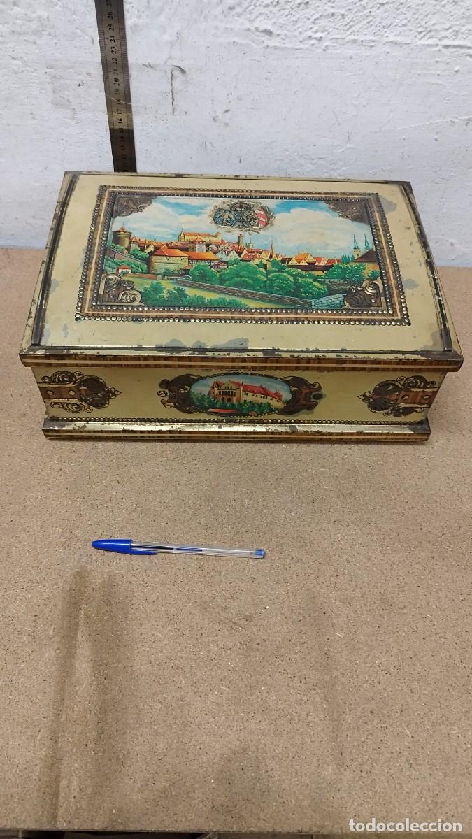 Bo&icirc;tes et petites bo&icirc;tes m&eacute;talliques: Antigua gran caja met&aacute;lica,cofre con ciudad y escudo de armas.