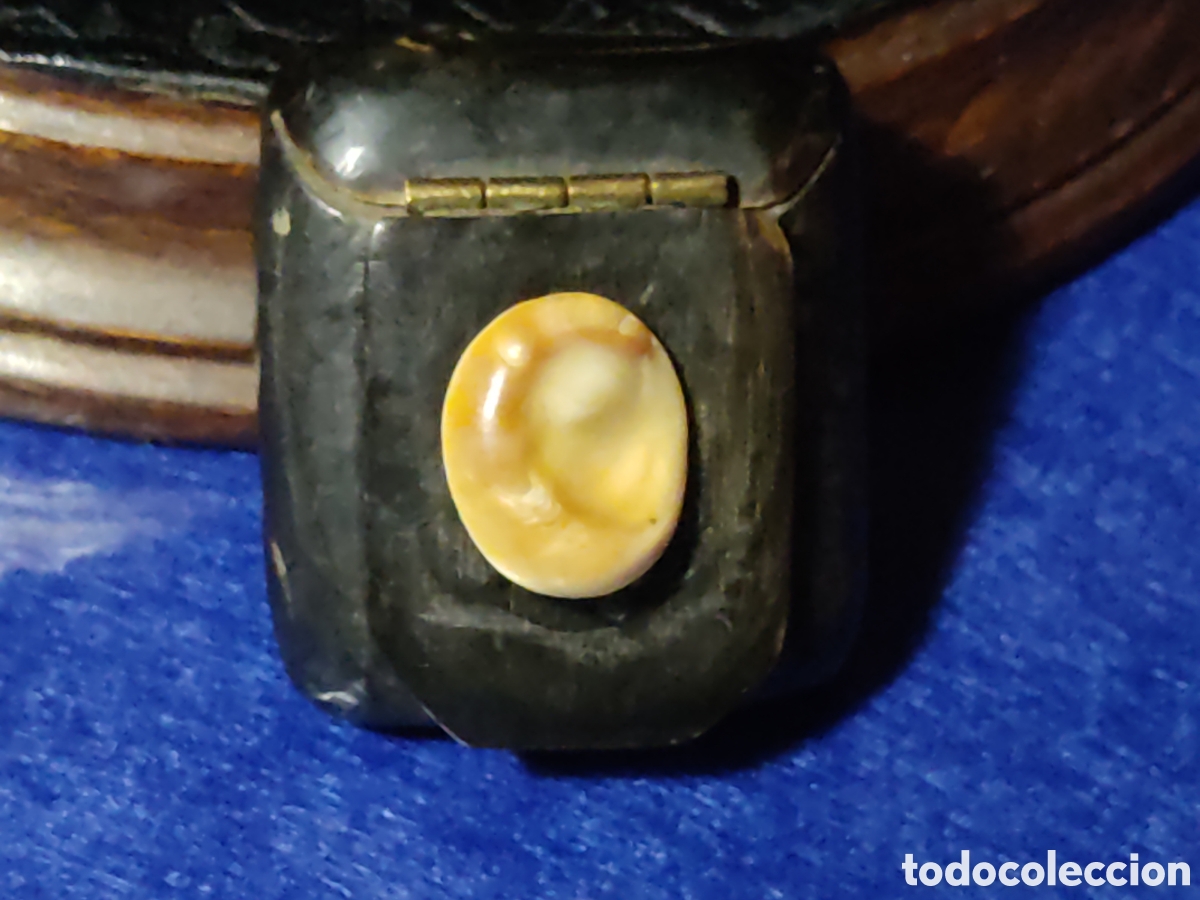 Cajas y cajitas met&aacute;licas: Caja pastillero o Snuff de rape de cuerno de b&uacute;falo de agua.Siglo XIX.