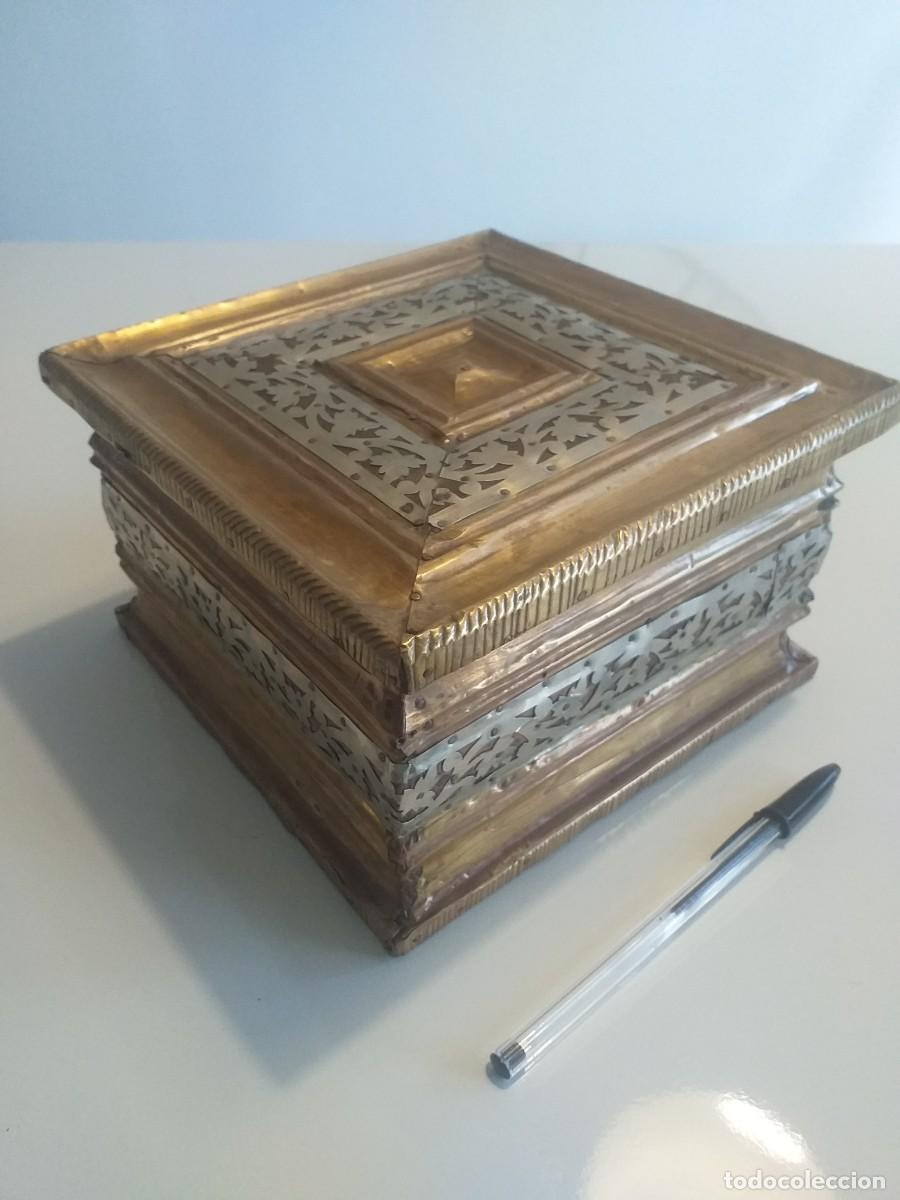 Cajas y cajitas metálicas: Caja de madera chapada con metales