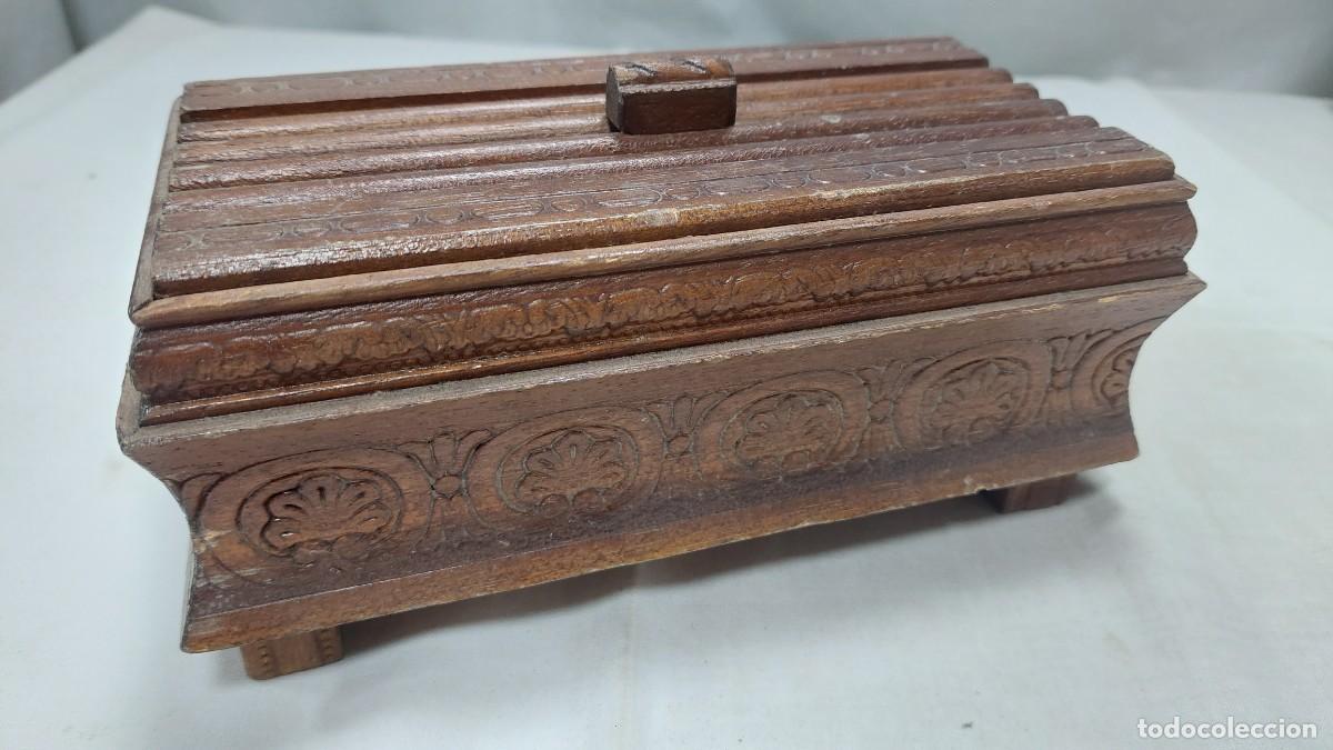 Blechdosen und Kisten: Antigua cajatabaquera madera tallada
