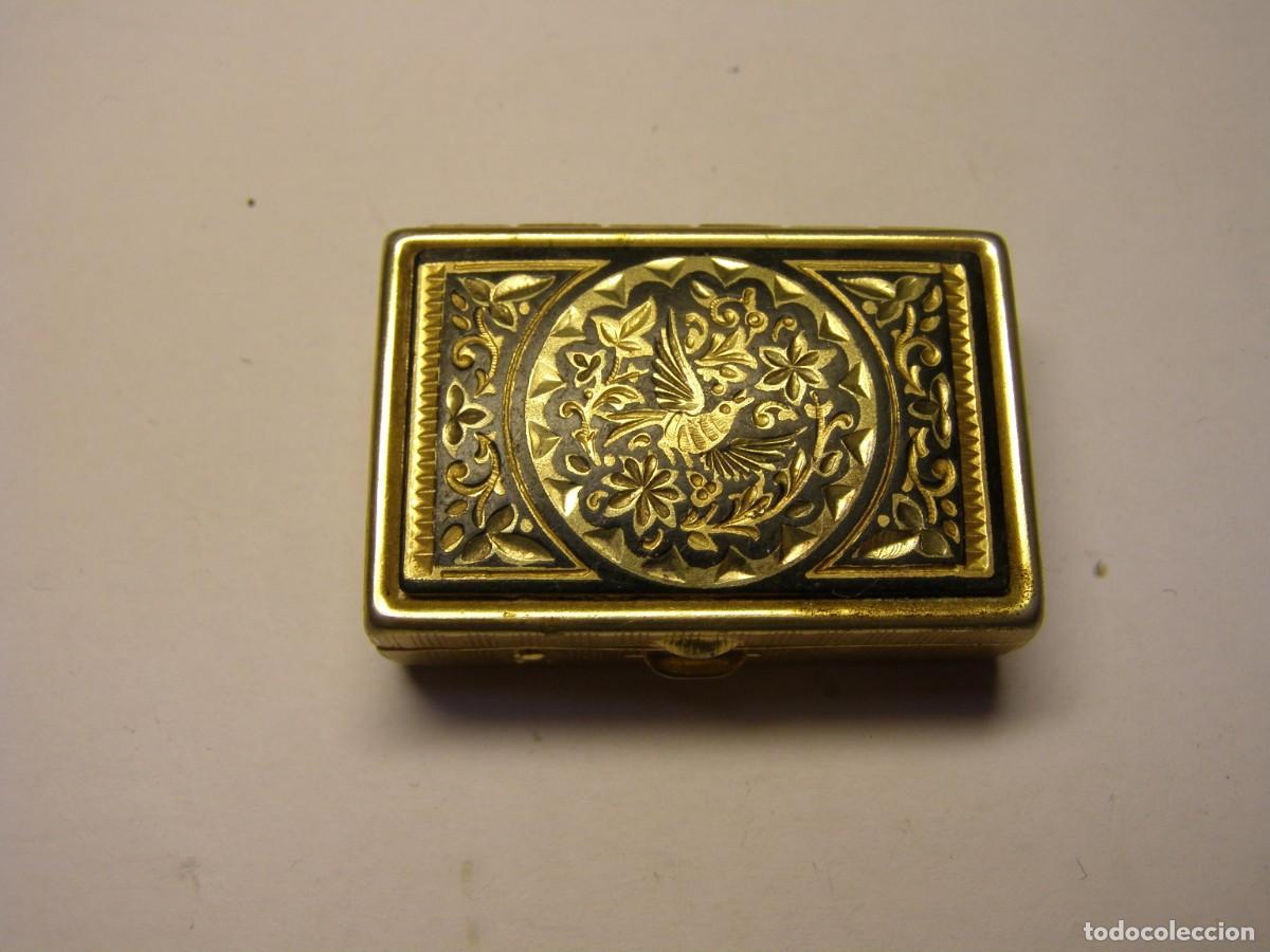 Cajas y cajitas met&aacute;licas: Bonito pastillero cajita de imitaci&oacute;n de damasquinado toledano.