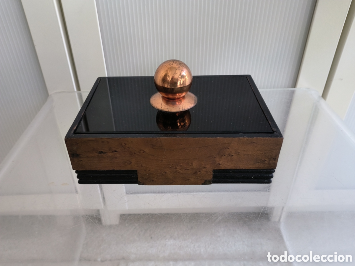 Bo&icirc;tes et petites bo&icirc;tes m&eacute;talliques: Caja art de o de madera de ra&iacute;z y tapa de vidrio negro