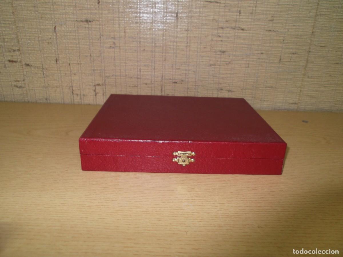 Cajas y cajitas met&aacute;licas: Estuche rojo para placa con un cierre - Foto 1