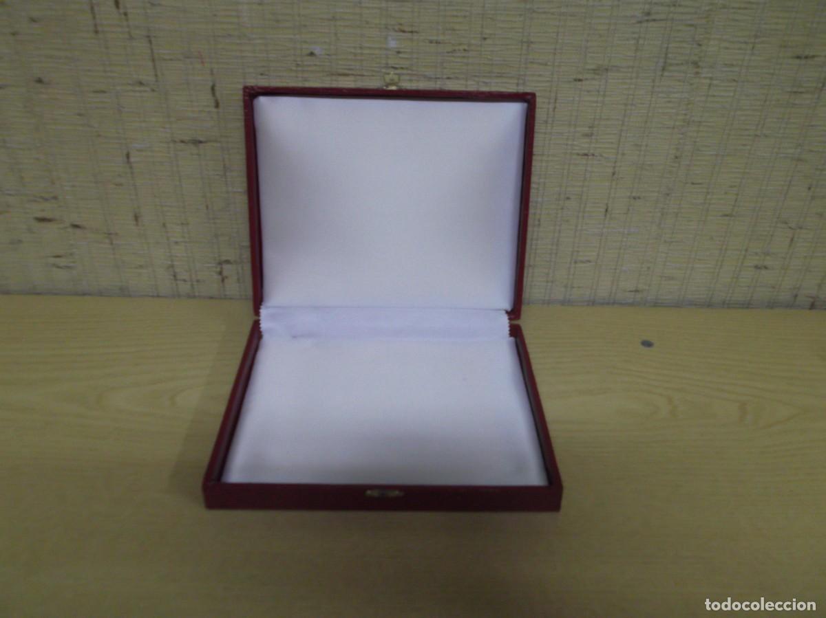 Cajas y cajitas met&aacute;licas: Estuche rojo para placa con un cierre - Foto 2