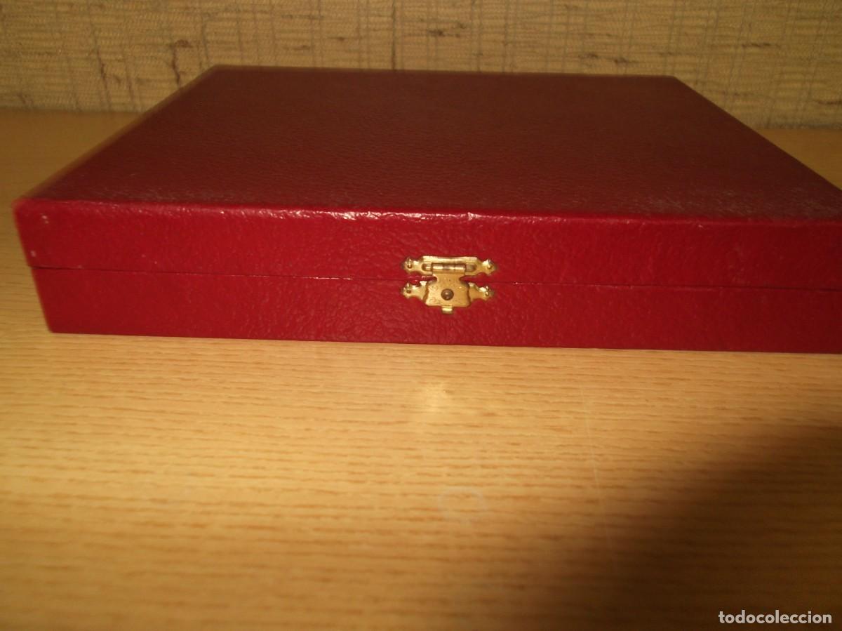 Cajas y cajitas met&aacute;licas: Estuche rojo para placa con un cierre - Foto 3