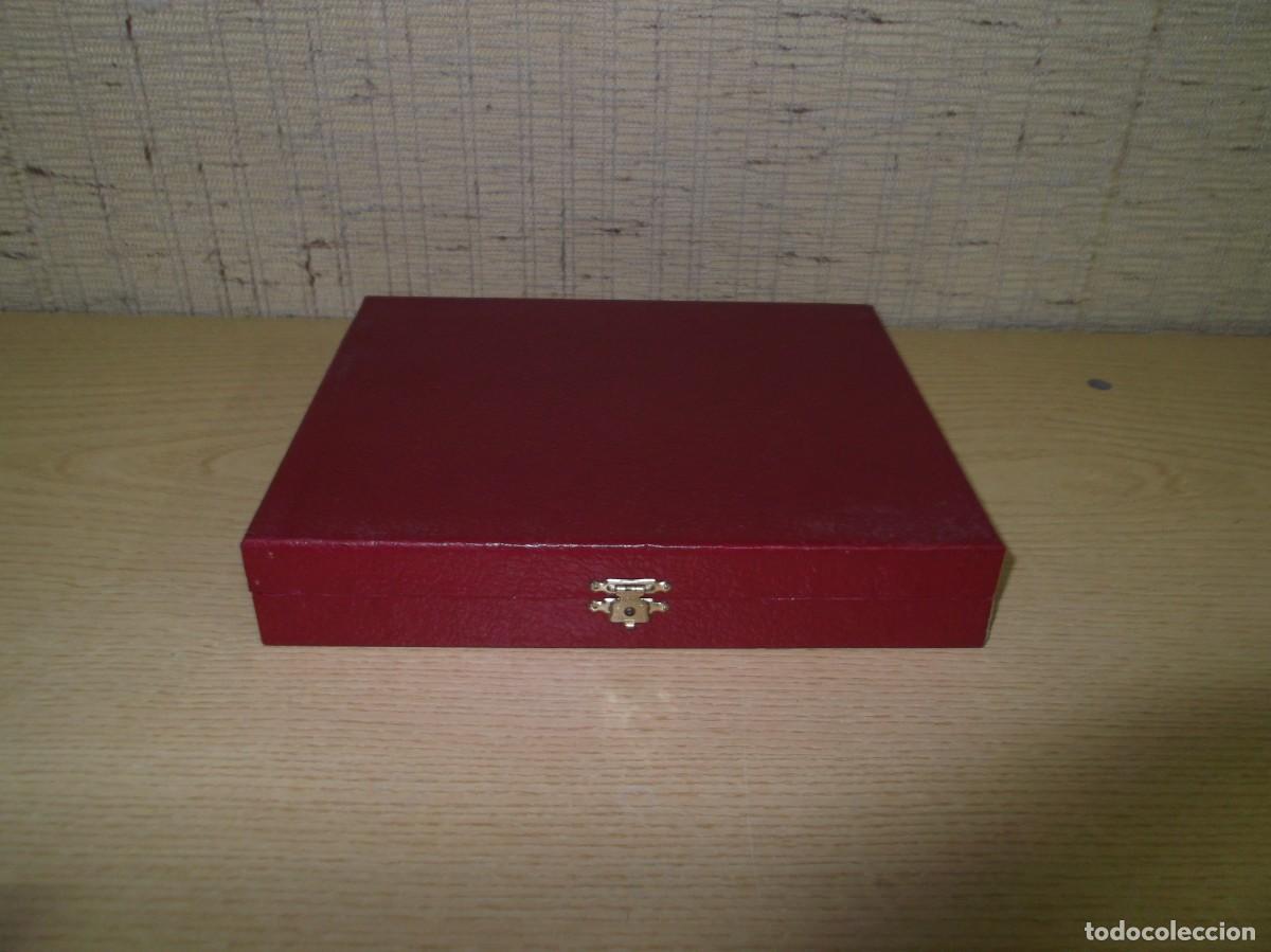Cajas y cajitas met&aacute;licas: Estuche rojo para placa con un cierre - Foto 4