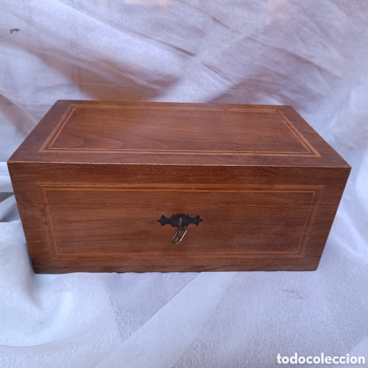 Cajas y cajitas met&aacute;licas: Caja joyero antiguo de madera con llave y cerradura