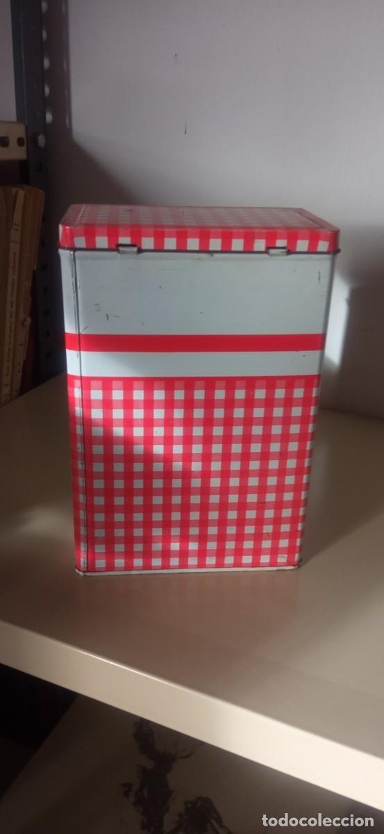 Cajas y cajitas met&aacute;licas: LATA ANTIGUA DE COLA CAO CLASICA CUADROS ROJOS Y BLANCOS 22 CMS. DE ALTO 15 DE LARGO X 9,5 DE ANCHO