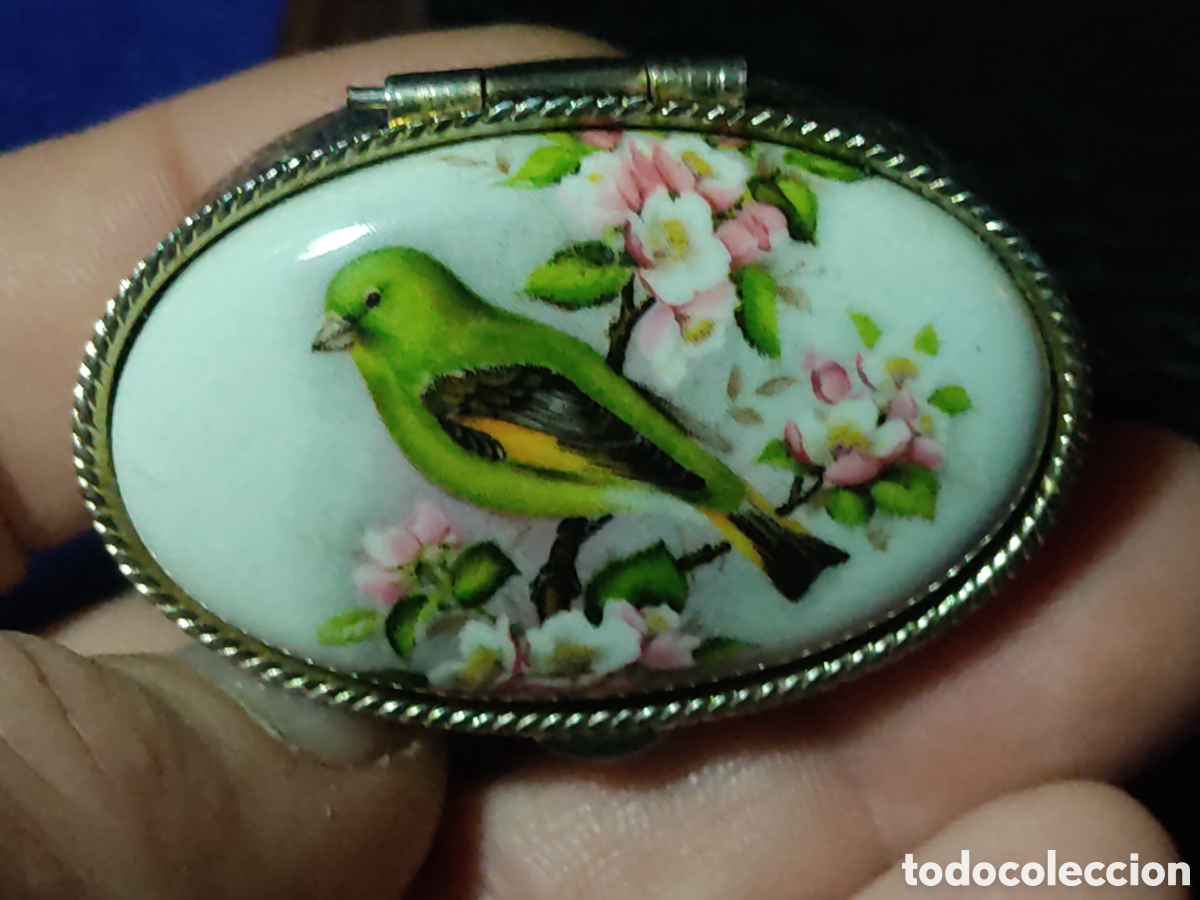 Cajas y cajitas met&aacute;licas: Caja pastillero con carbujon de porcelana imagen de p&aacute;jaro & flores.
