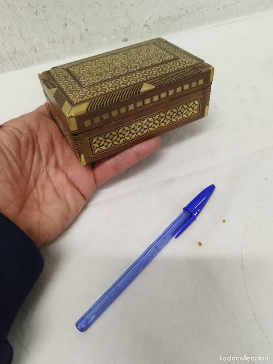 Cajas y cajitas met&aacute;licas: Antigua caja de madera,con marqueter&iacute;a y n&aacute;car. Tipo joyero ,falta en dos esquinas.