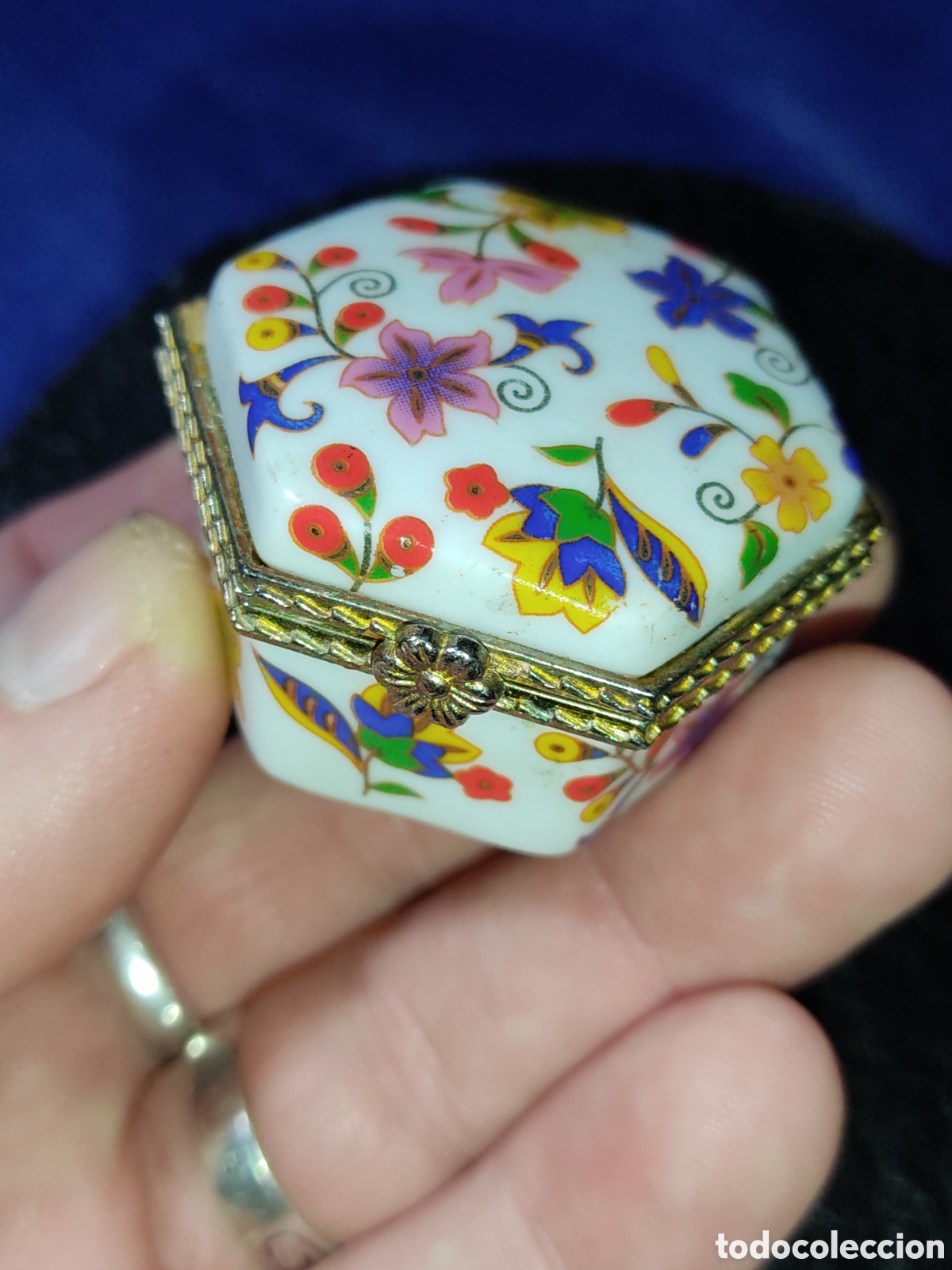 Bo&icirc;tes et petites bo&icirc;tes m&eacute;talliques: Caja,pastillero o anillero de porcelana decorada.