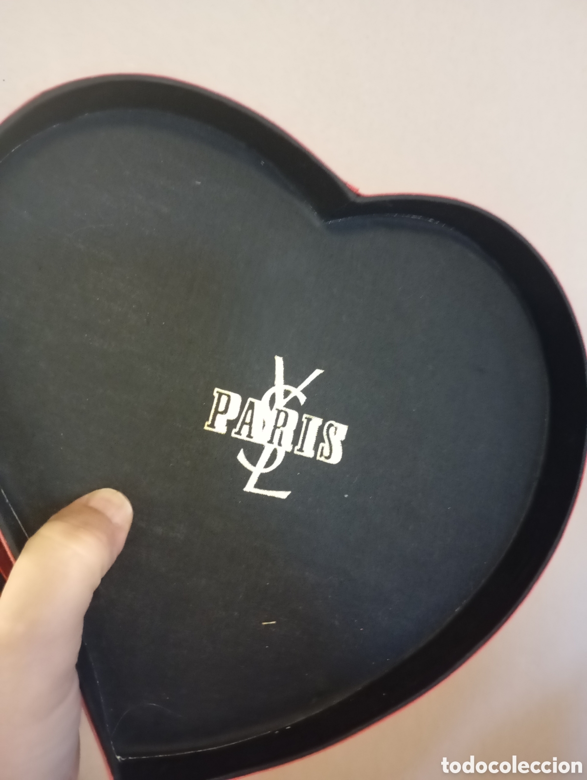 Cajas y cajitas met&aacute;licas: Antigua preciosa caja vac&iacute;a de cart&oacute;n en forma de coraz&oacute;n Paris Yves saint Laurent
