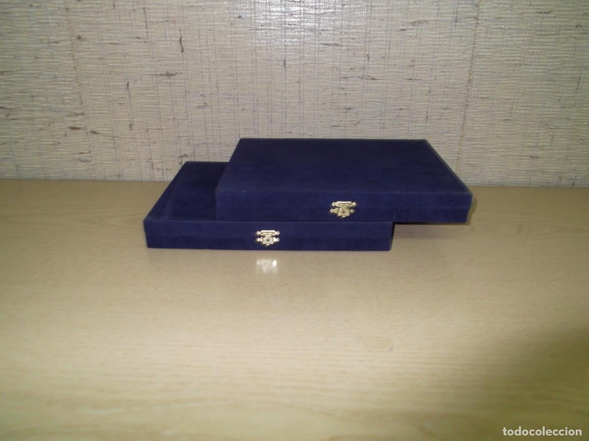 Cajas y cajitas met&aacute;licas: Lote de dos estuches vacios para placa - Foto 2