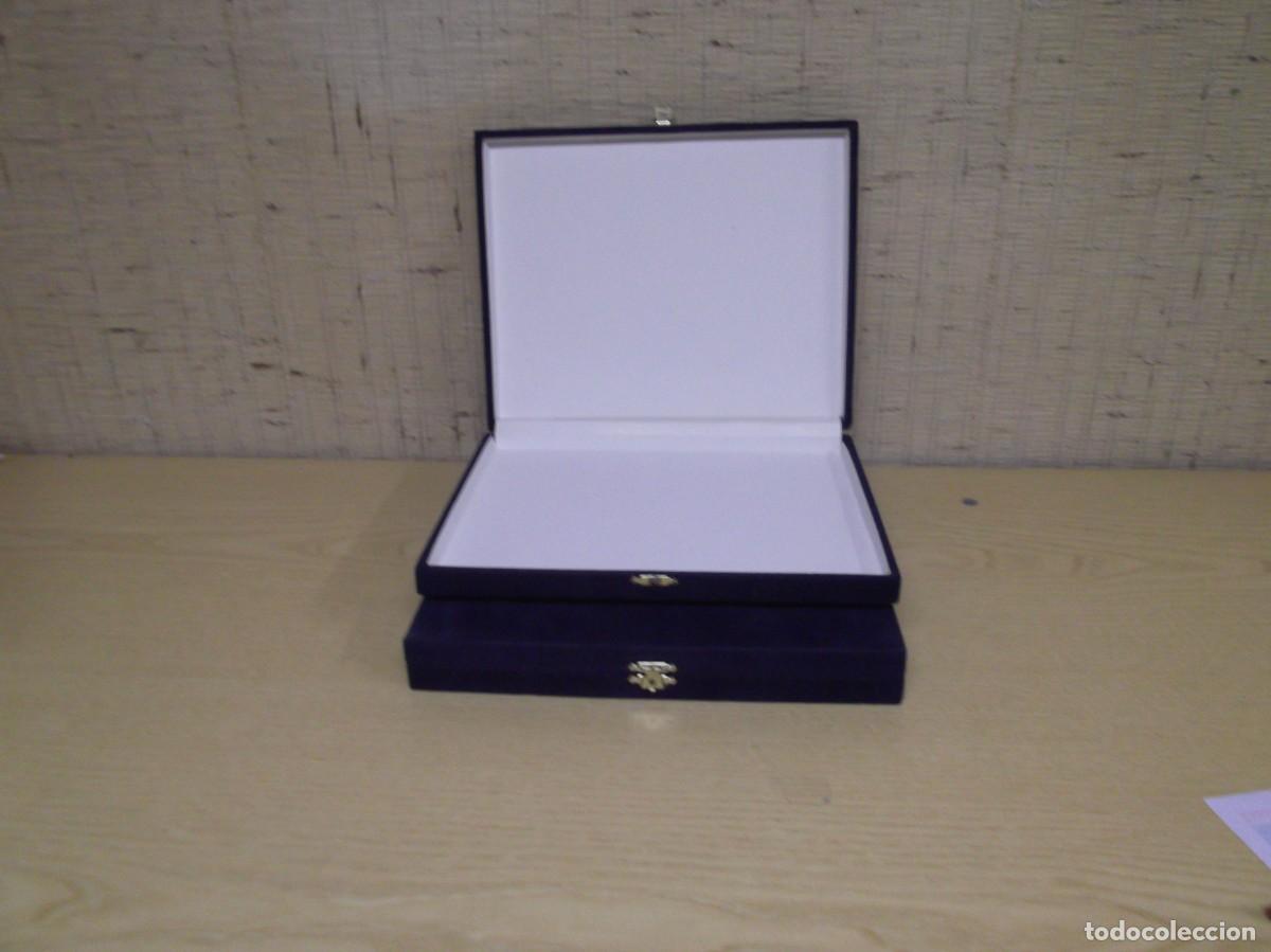 Cajas y cajitas met&aacute;licas: Lote de dos estuches vacios para placa - Foto 3