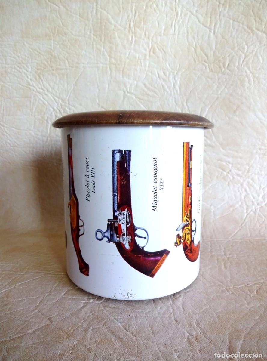 Cajas y cajitas met&aacute;licas: bote metalico para guardar tabaco a&ntilde;os 60 con armas clasicas