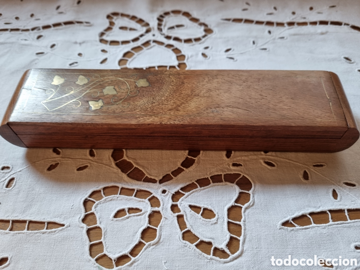 Cajas y cajitas met&aacute;licas: Caja de madera artesana con decoraci&oacute;n floral met&aacute;lica en dorado. Highlands (India). 23x5x3 cm.