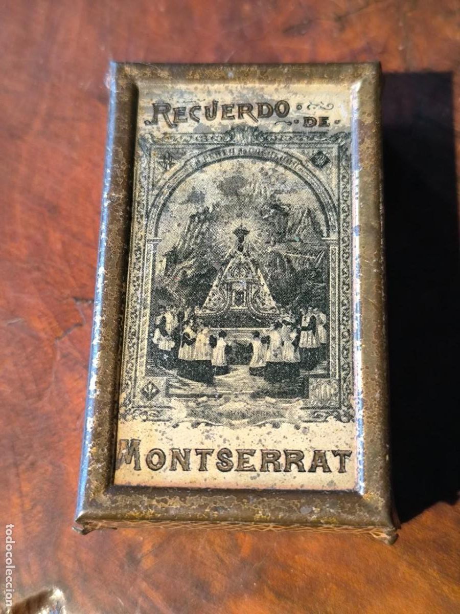 Bo&icirc;tes et petites bo&icirc;tes m&eacute;talliques: CAJA HOJALATA RELIGIOSA, RECUERDO MONTSERRAT CON DOS ESCAPULARIOS NUESTRA SE&Ntilde;ORA DEL CARMEN
