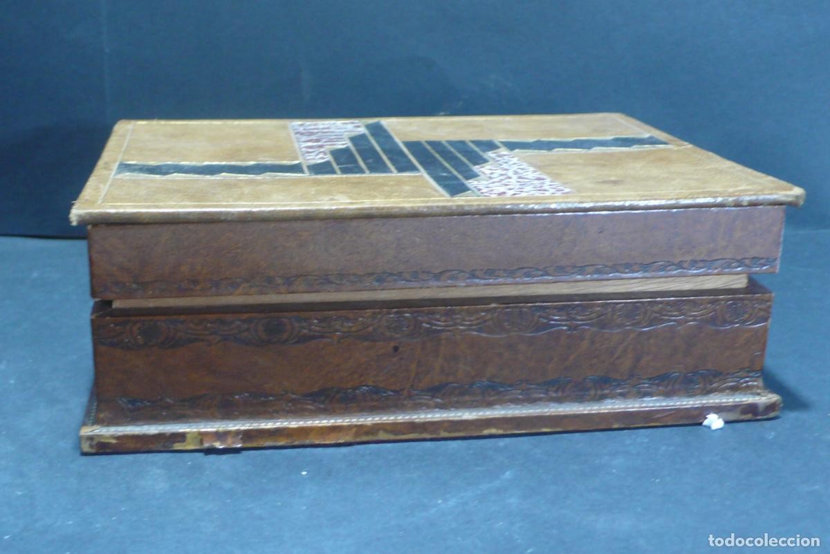 Blechdosen und Kisten: CAJA DE MADERA FORRADA