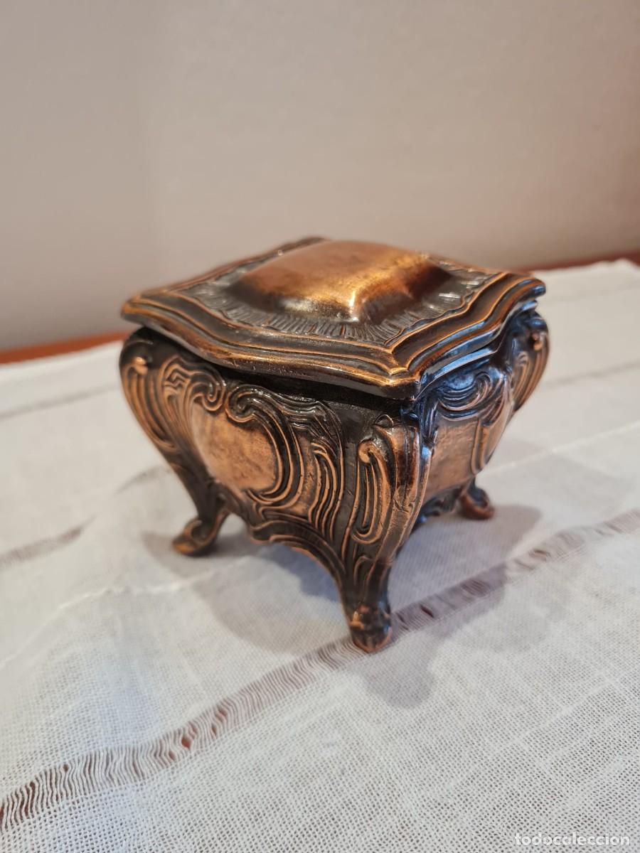 Cajas y cajitas met&aacute;licas: Cofre antiguo metal, forrado interior nuevo de seda. como nuevo