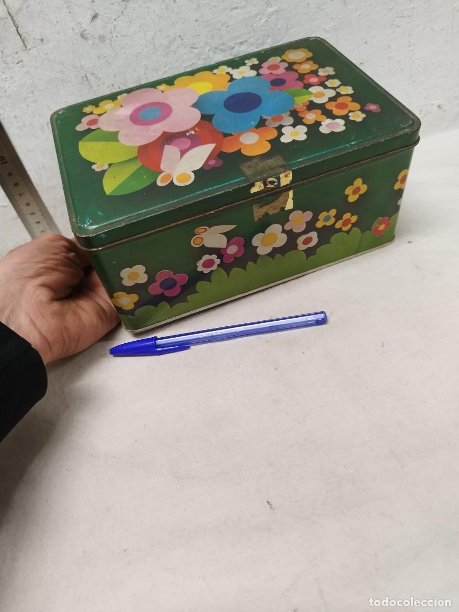 Cajas y cajitas met&aacute;licas: Antigua caja met&aacute;lica, hojalata. Cola-Cao, motivos Florales.