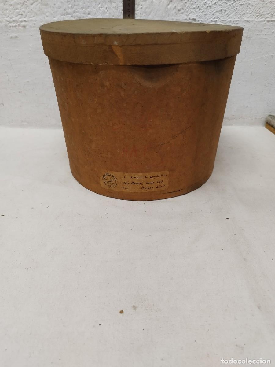 Cajas y cajitas met&aacute;licas: Antigua gran caja de sombrerer&iacute;a, De pedido de una docena de sombreros parasol mod. 626.