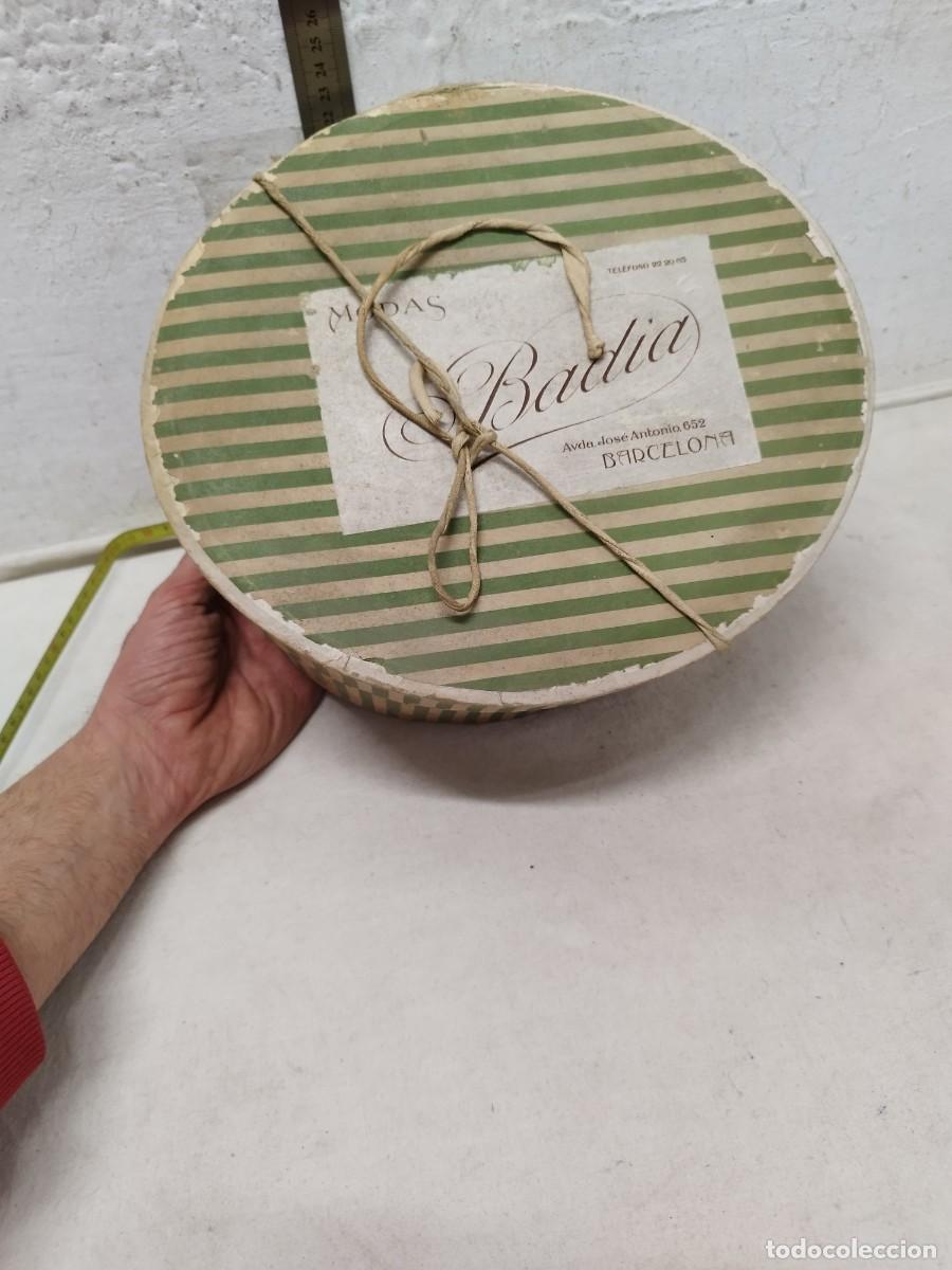 Bo&icirc;tes et petites bo&icirc;tes m&eacute;talliques: Antigua caja para sombrero de mujer, Badia Barcelona.