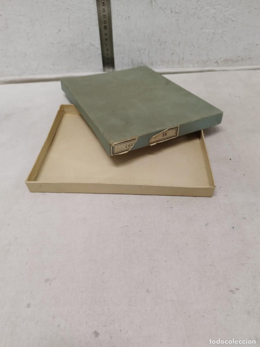 Bo&icirc;tes et petites bo&icirc;tes m&eacute;talliques: Antigua caja de cart&oacute;n, de mercer&iacute;a, tienda.